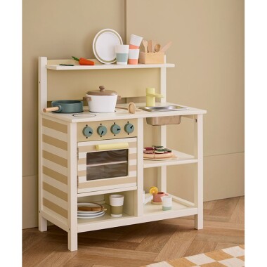Drewniana kuchnia dla dzieci, które lubią gotować po swojemu.