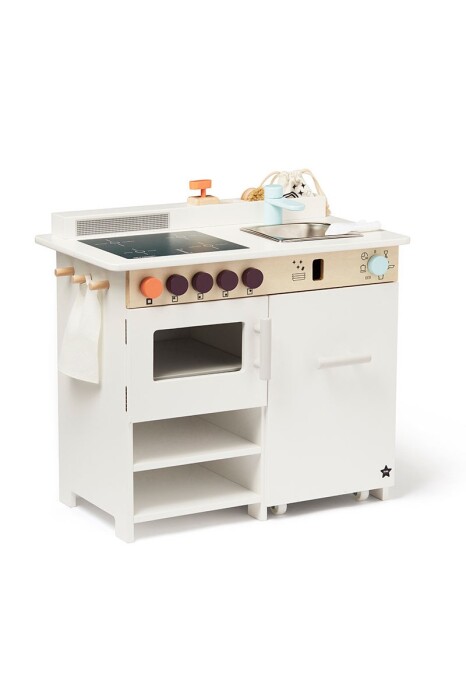 Kuchnia dla dzieci wykonana z drewna z certyfikatem FSC i wyposażona w zmywarkę do naczyń, piekarnik, zlewozmywak, półki i zintegrowany okap kuchenny