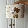 Beżowa lampa boho do pokoju dziecka, z brązowym misiem z filcu