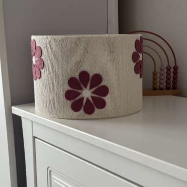 Lampa sufitowa boho do pokoju dziecka z beżowego sznurka i bordowych kwiatów z filcu