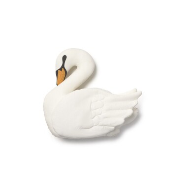 Poduszka łabędź w miękkim, naturalnym odcieniu ivory ozdobiona jest subtelnymi czarnymi detalami nadrukowanymi metodą sitodruku oraz haftowanym, lekko wypukłym pomarańczowym dziobkiem.