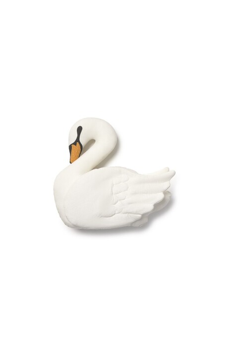 Poduszka łabędź w miękkim, naturalnym odcieniu ivory ozdobiona jest subtelnymi czarnymi detalami nadrukowanymi metodą sitodruku oraz haftowanym, lekko wypukłym pomarańczowym dziobkiem.