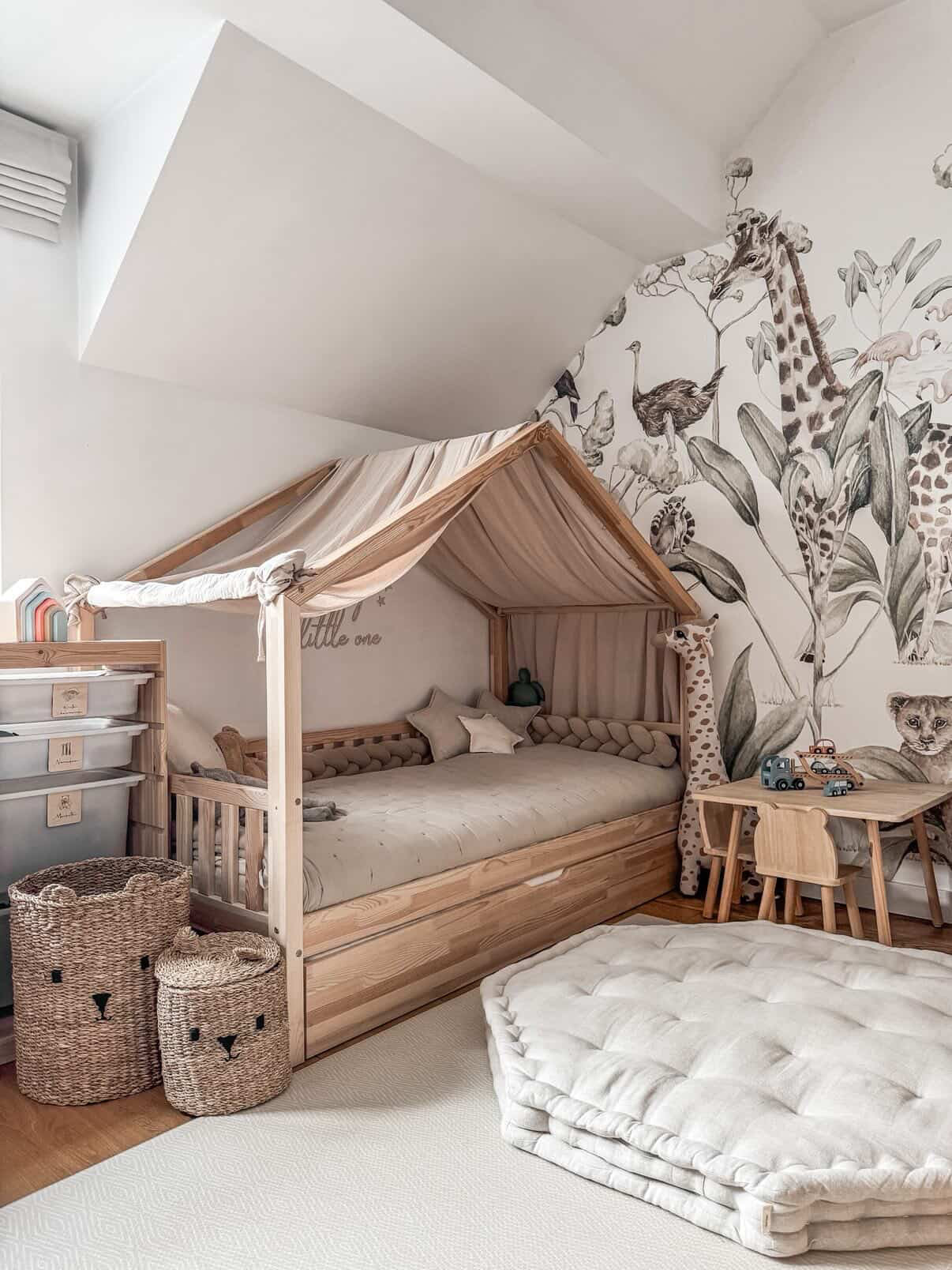 Beżowy baldachim do łóżka domek