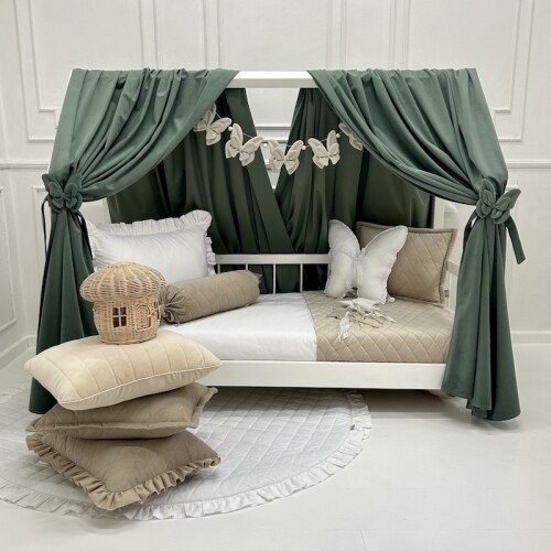 Aksamitny baldachim velvet na łóżko domek w kolorze butelkowej zieleni w pokoju dziecka