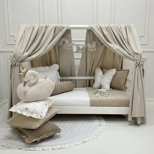 Aksamitny baldachim velvet na łóżko domek w kolorze kości słoniowej w pokoju dziecka