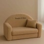 Futrzana mini sofa dla dziecka beżowa z imieniem rozkładana
