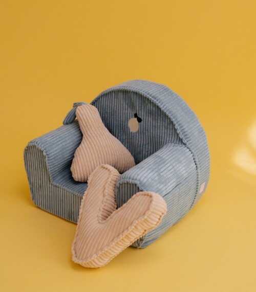 Sztruksowy mały fotelik dla małego dziecka lub starszego niemowlaka. Na foteliku wyhaftowany arbuz