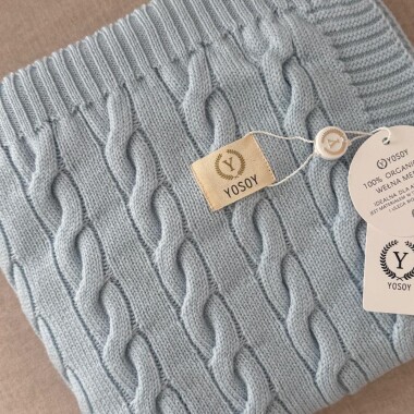 Niebieski kocyk z wełny merino- splot warkocz