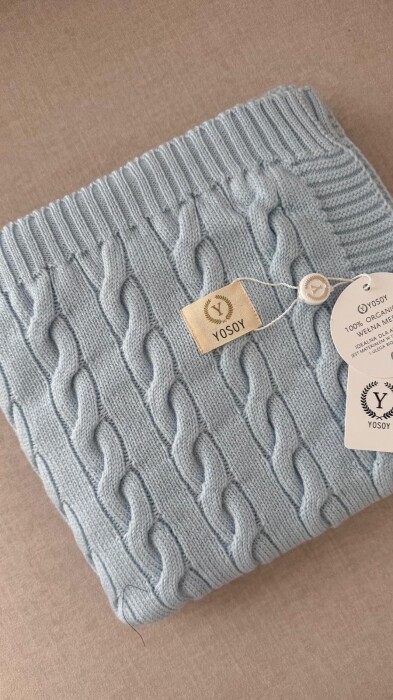 Niebieski kocyk z wełny merino- splot warkocz