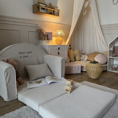 Sztruksowa mini sofa dla dziecka z imieniem rozkładana
