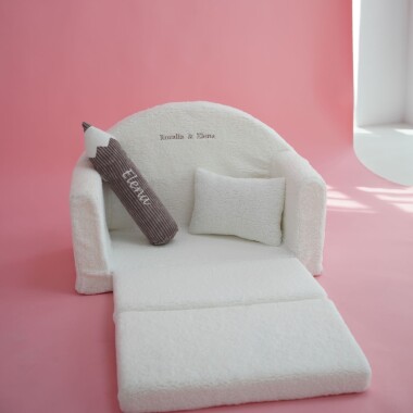 Futrzana mini sofa dla dziecka biała z imieniem rozkładana