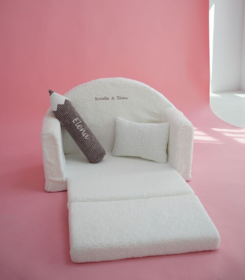 Futrzana mini sofa dla dziecka biała z imieniem rozkładana