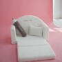 Futrzana mini sofa dla dziecka biała z imieniem rozkładana