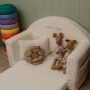 Futrzana mini sofa dla dziecka biała z imieniem rozkładana