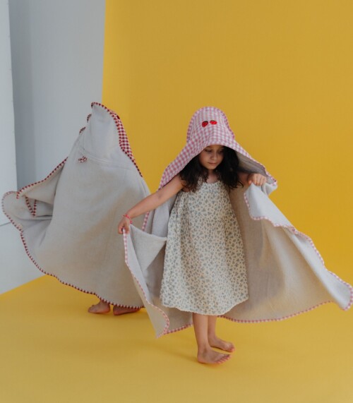 Ręcznik kąpielowy dla dziecka z kapturem Truskawki 140x70 bawełniany