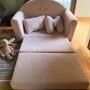 Futrzana mini sofa dla dziecka beżowa z imieniem rozkładana