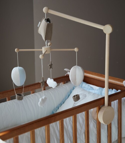 drewniana karuzela do łóżeczka z pozytywką i miękkimi zabawkami dla niemowlaka