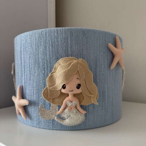 niebieska lampa wisząca dla dzieci z syrenkami i ozdobami z filcu do pokoju dziewczynki