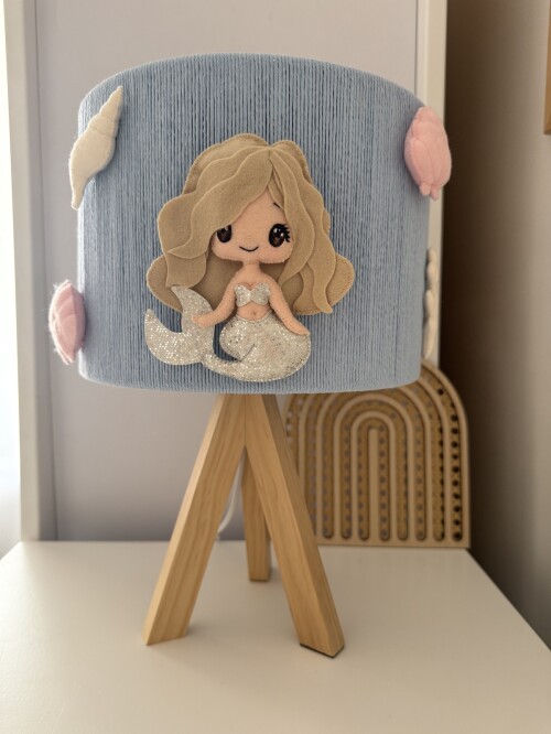 lampka nocna dla dzieci z syrenką na drewnianej potrójnej nodze niebieski klosz