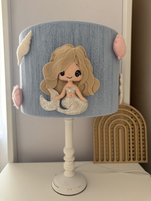 niebieska lampka nocna dla dzieci z syrenką i muszelkami na białej podstawie