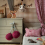 Baldachim bawełniany Gingham Raspberry Red w pokoju dziecka nad łóżkiem