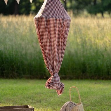 Baldachim bawełniany Gingham Raspberry Red w pokoju dziecka nad łóżkiem