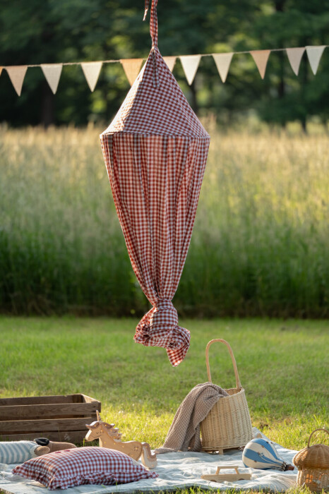 Baldachim bawełniany Gingham Raspberry Red w pokoju dziecka nad łóżkiem