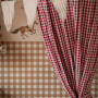 Baldachim bawełniany Gingham Raspberry Red w pokoju dziecka nad łóżkiem