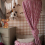 Baldachim bawełniany Gingham Raspberry Red w pokoju dziecka nad łóżkiem