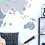 Niebieska edukacyjna naklejka Mapa Świata na ścianę w pokoju dziecka